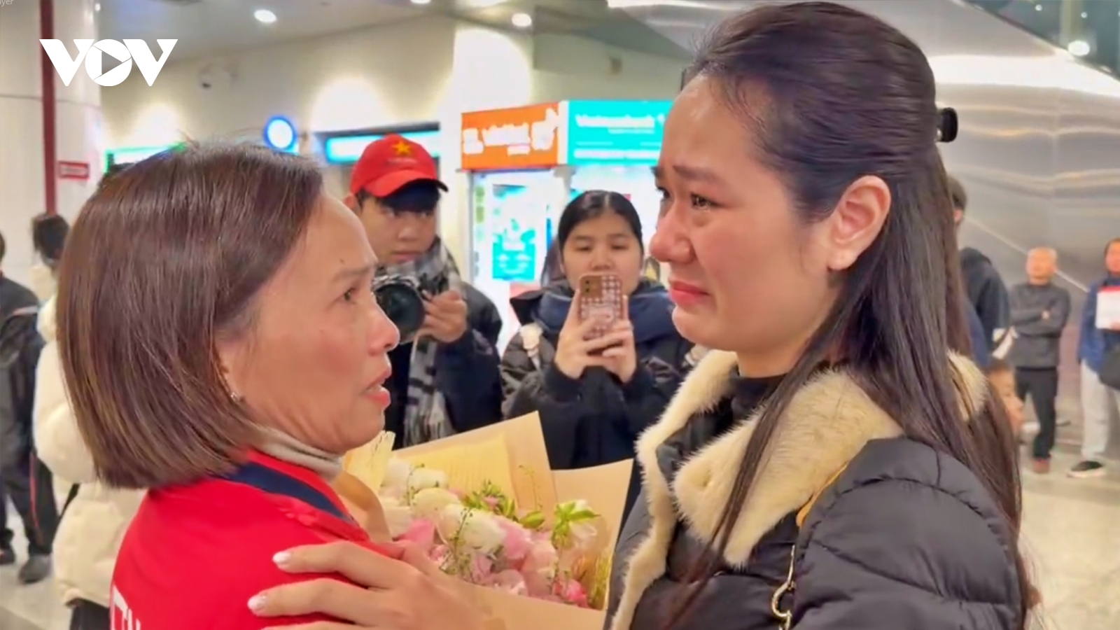 Đón U23 Việt Nam trở về tại sân bay, mẹ trung vệ Hiểu Minh bật khóc nức nở